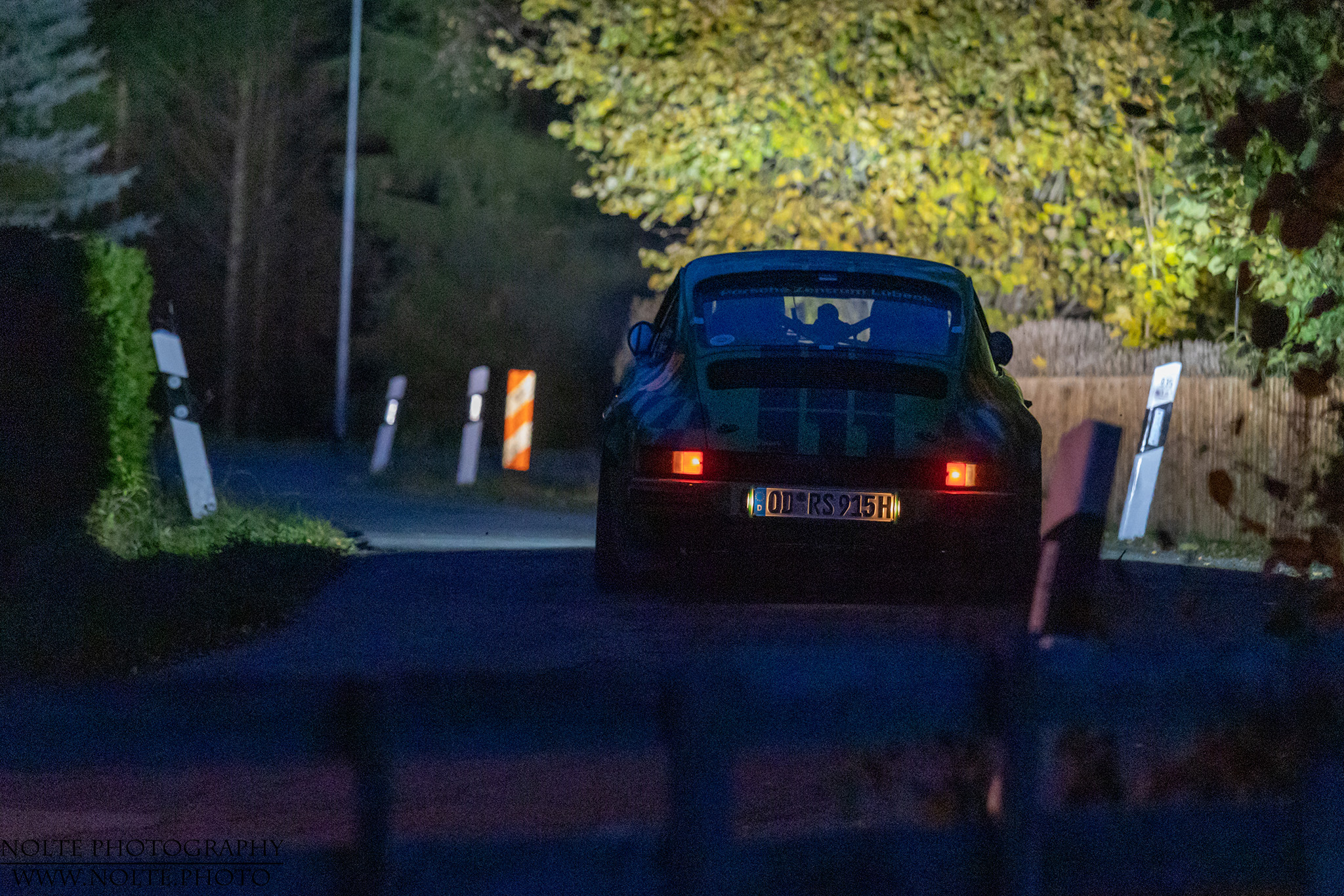 Porsche 911 auf einer nächtlichen Rallye-Wertungsprüfung